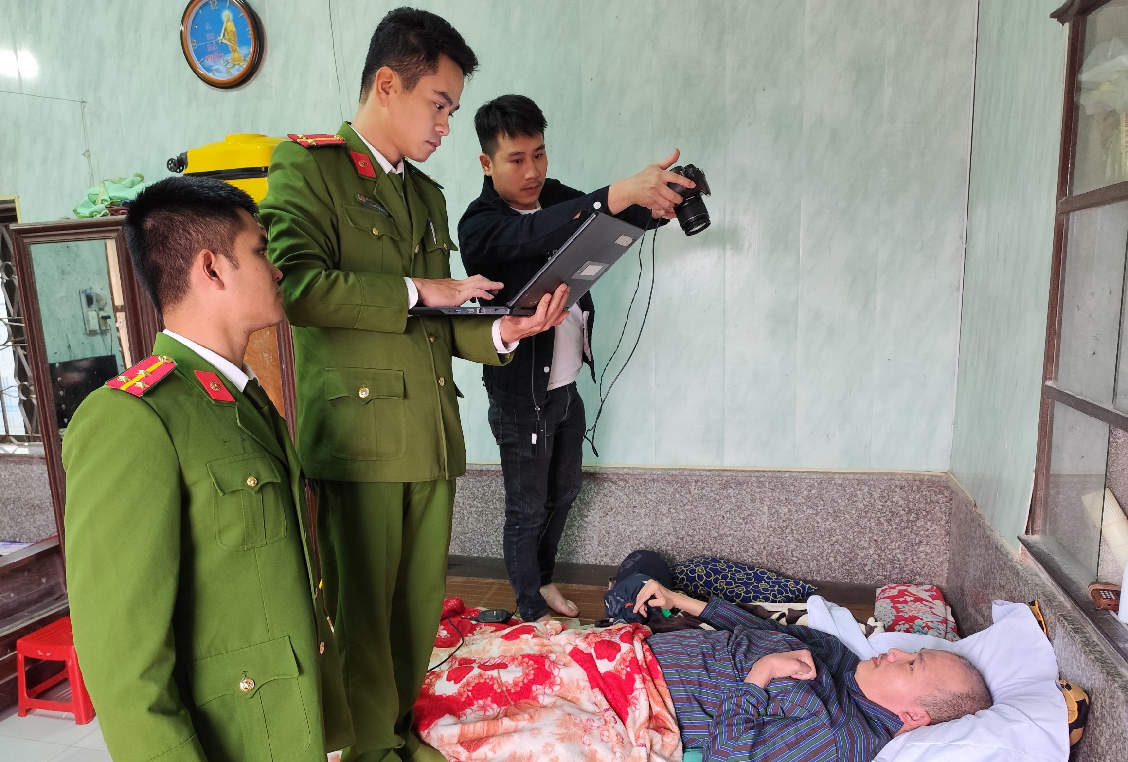 Công an huyện Tiên Lãng  cấp CCCD, định danh điện tử cho người già yếu, khuyết tật